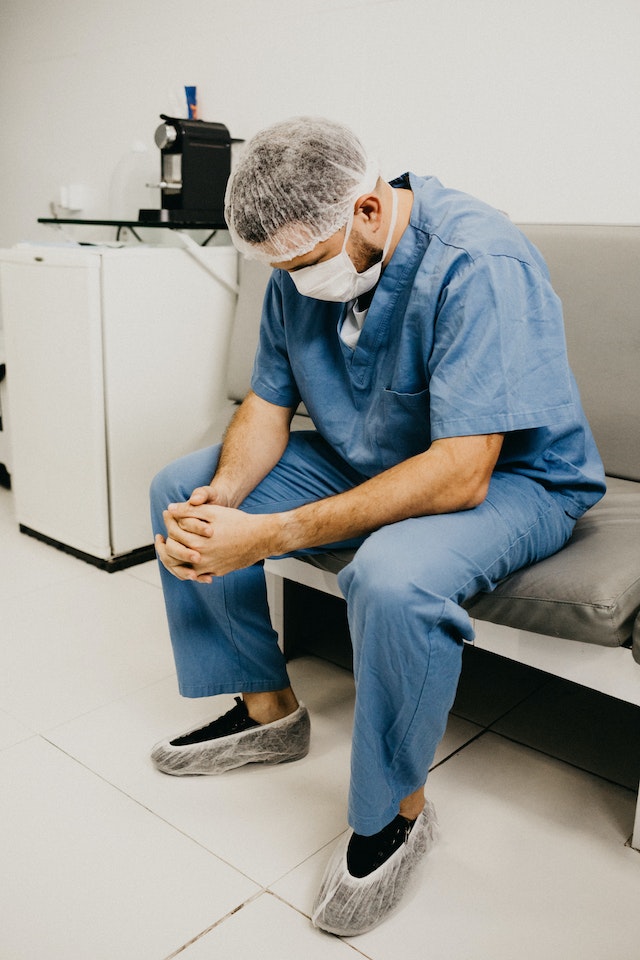 Foto de Jonathan Borba: https://www.pexels.com/es-es/foto/hombre-vestido-con-traje-azul-y-mascara-sentado-en-un-banco-3279197/